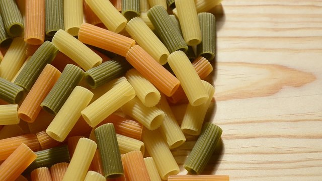 Macarrones crudos de tres colores