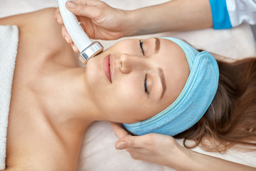 Obraz na płótnie Canvas ultrasonic face cleaning, peeling, in a beauty salon
