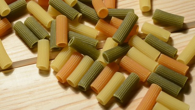 Macarrones crudos de tres colores