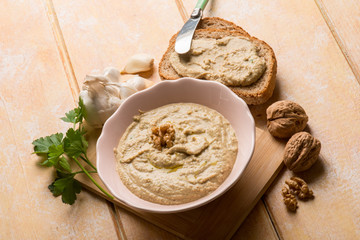 hummus with bread