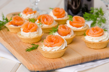 tartlets with cream cheese and smoked salmon