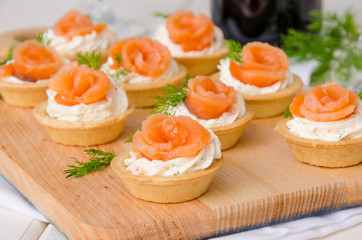 tartlets with cream cheese and smoked salmon
