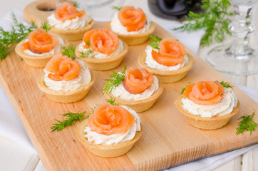 tartlets with cream cheese and smoked salmon