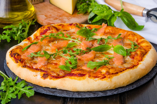 pizza with smoked salmon and arugula