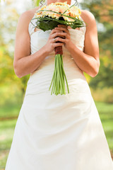 Braut riecht an Brautstrauß