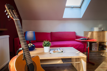 Gitara w pokoju - stylizacja home staging dom artysty © BlackMediaHouse