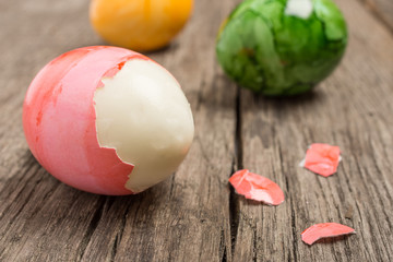 Bunte Ostereier mit aufgeschlagener Eierschale
