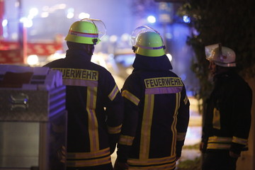 Obraz premium Feuerwehrmänner im Einsatz