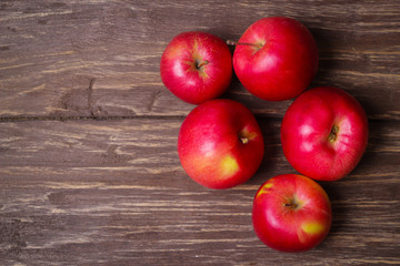 Fototapeta na wymiar Fresh beautiful red apples on a wooden background