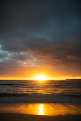 Sonnenaufgang am Strand auf Oahu, Hawaii