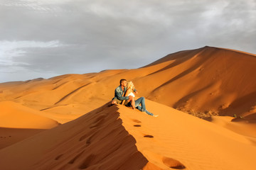 Fototapeta na wymiar Loving couple in the Sahara Desert