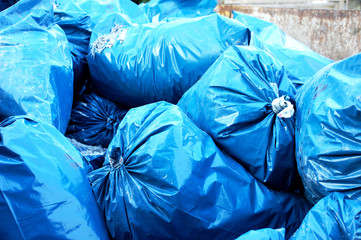 Gestapelte blaue Müllsäcke