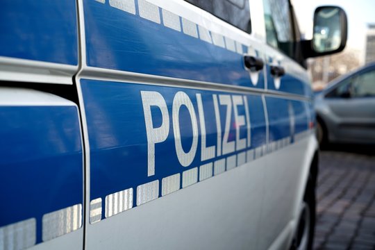 geparktes Polizeiauto in der Innenstadt von Magdeburg