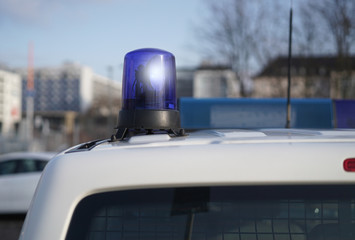 geparktes Polizeiauto in der Innenstadt von Magdeburg