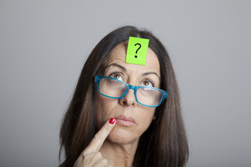 Mujer con interrogante