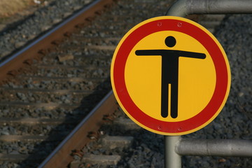 Schild an einem Gleis