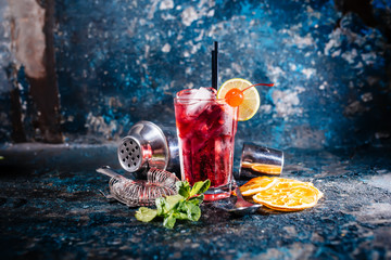alcoholische cocktail met limoen en munt garnituur