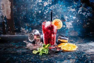 Deurstickers Cocktail alcoholische cocktail met limoen en munt garnituur