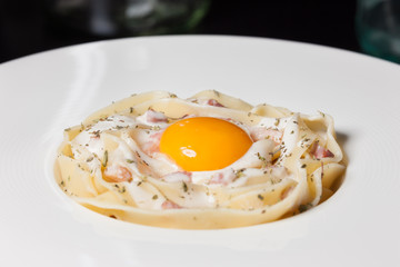 Tagliatelle carbonara with raw egg