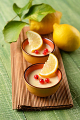dessert al limone con ribes nella ciotola di terracotta