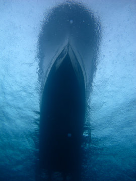 Fototapeta Underwater view of the boat in the sea surface and raining