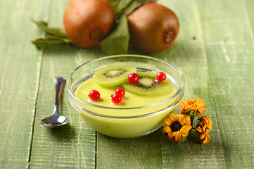 dessert al kiwi e ribes nella ciotola di vetro