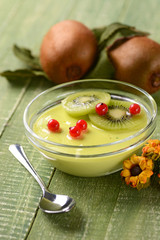 dessert al kiwi e ribes nella ciotola di vetro