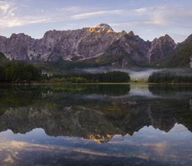 Alpejskie jezioro o brzasku