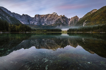 Alpejskie jezioro o brzasku - obrazy, fototapety, plakaty