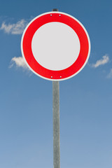 Verbot f&uuml;r Fahrzeuge aller Art an einem Metallpfahl  Himmel blau