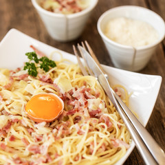 pâte à la carbonara sur planche en bois 3
