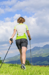 sportlich unterwegs beim Walken