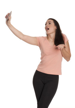 Junge Frau singt laut und macht ein Selfie 