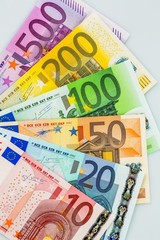 many different euro bills