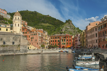 Fototapeta na wymiar Landscape of resort village Vernazza, Cinque Terre, Italy