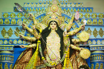 Obraz premium MUMBAI, INDIA - October 20, 2015: An idol of revered goddess Durga standing in the temporary temple in the city of Mumbai during Durga Puja festival celebration.