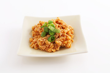 小皿に入れた納豆