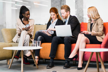 Obraz premium Business people conversation. Technology at hand