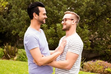 Obraz premium Smiling gay couple hugging 
