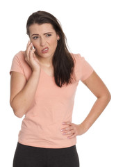 Junge Frau bekommt schlechte Nachrichten am Telefon