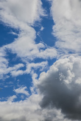 синее небо с белыми облаками