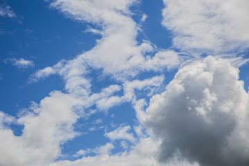 ярко синее небо с облаками