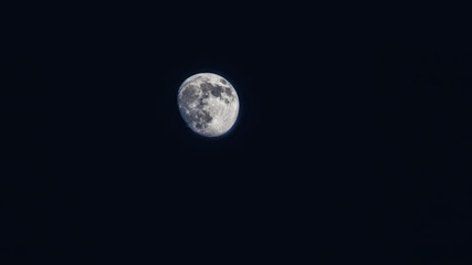яркая луна на фоне черного неба