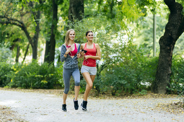 Obraz premium Beautiful sporty women jogging