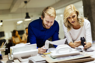 Obraz premium Man and women designing in studio