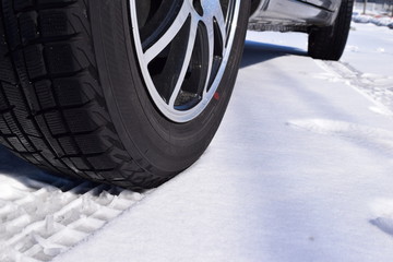 スタッドレスタイヤ／雪国で降雪後にスタッドレスタイヤを撮影した写真です。