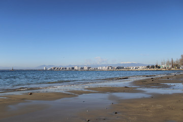 Playa de Perola de Roses (Costa Brava) y Pirineo nevado
