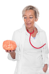 Neurologin mit Gehirn in der Hand, freigestellt vor weiß