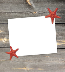 White paper note with starfish in the summer vacation season.