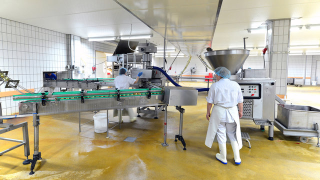 Lebensmittelfabrik - Herstellung von Würsten am Fliessband - Interieur einer Großfleischerei // food factory - production of sausages on an assembly line - interior of a large butcher